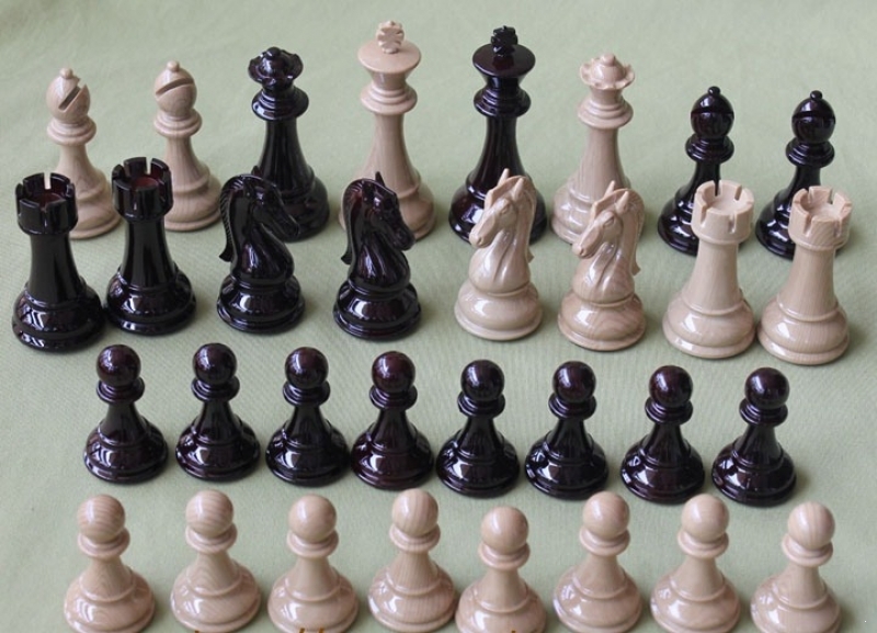 Высококачественные металлические  шахматные фигуры под дерево