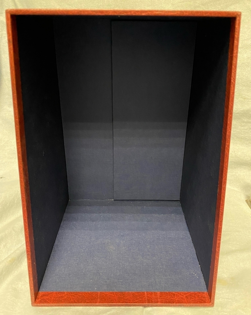 Подарочная коробка из экокожи к 3-х томному изданию 