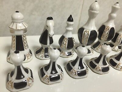 11924.VINTAGE PORCELAIN CHESS SET CMIELOW MADE IN POLAND