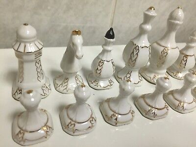 11924.VINTAGE PORCELAIN CHESS SET CMIELOW MADE IN POLAND