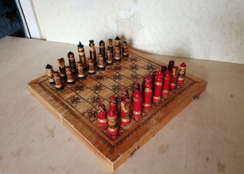 Шахматы СССР резные в русском стиле.