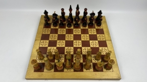 Шахматы резные деревянные сувенирные.