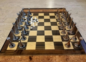 Шахматы подарочные с литыми металлическими фигурами. Доска с внутренними ячейками