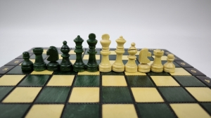 Шахматы дорожные деревянные магнитные с доской. Зеленые / Chess magnetic Madon (Польша) (140)